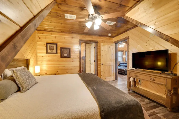 Broken Bow Cabin on 1 Acre w/ Hot Tub & Fire Pit!