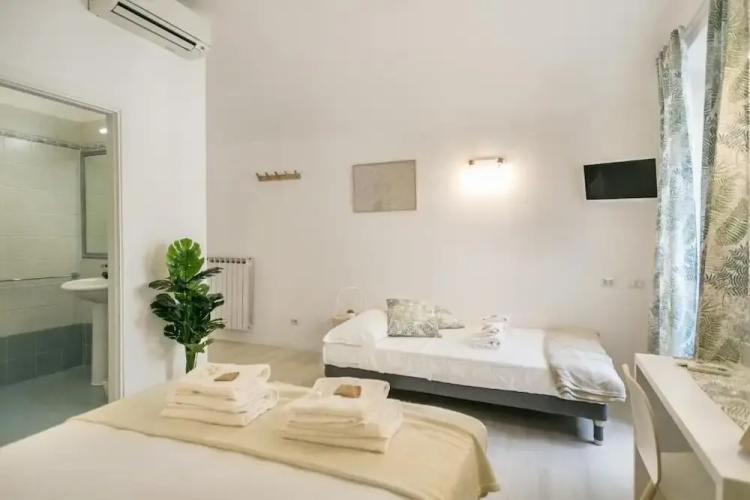 White Candia Guesthouse
