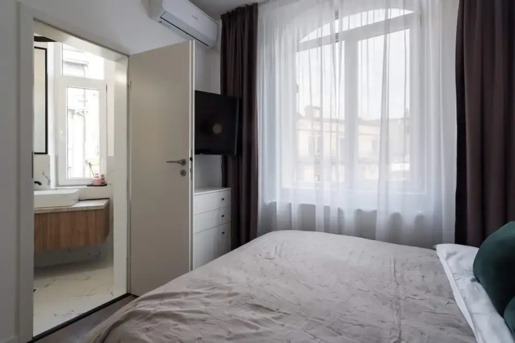 Elegant & Bright 2BR Condos - Steps from Old Town
