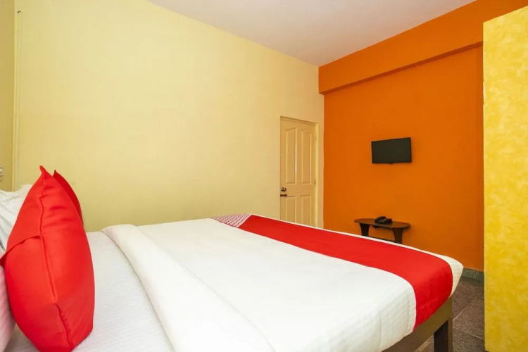 OYO 17136 Hotel Chinmayee Inn