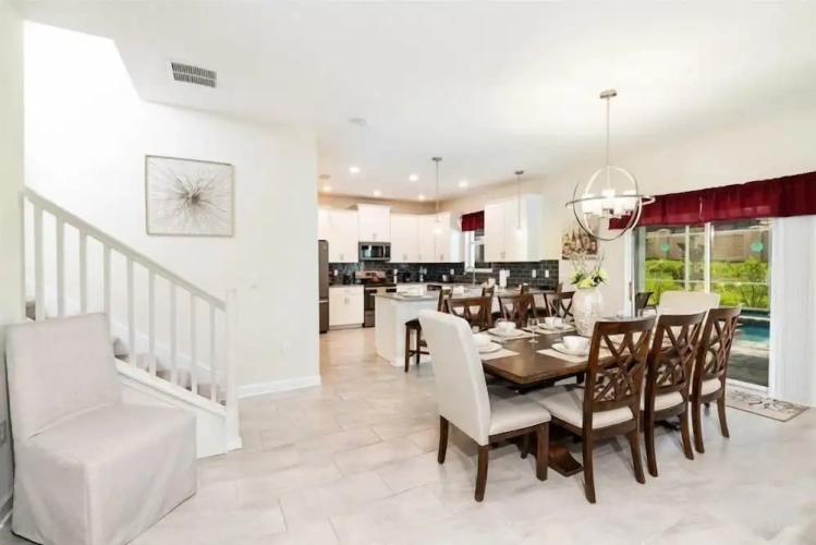 6 Bedrooms Villa