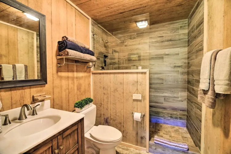 9 Mi to Sugar Mountain: Stunning Cabin w/ Views