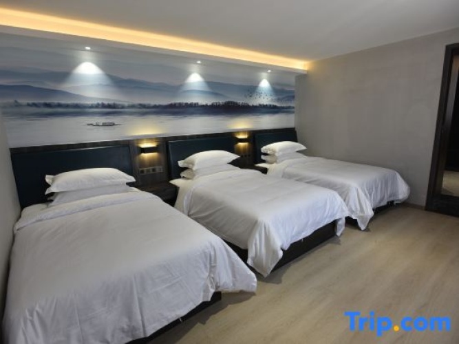 Deluxe Triple Suite