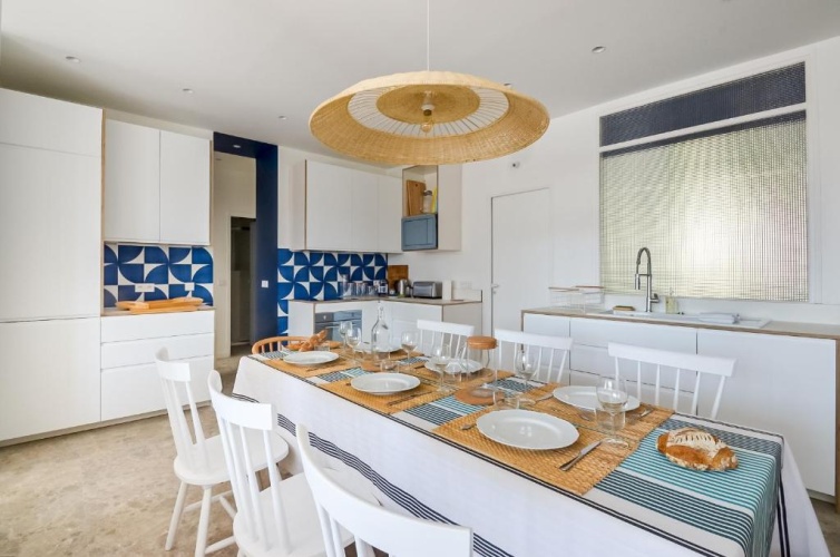 4 Bedrooms Apartment