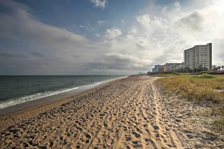 Walk to Beach! Poolside Oasis in Pompano