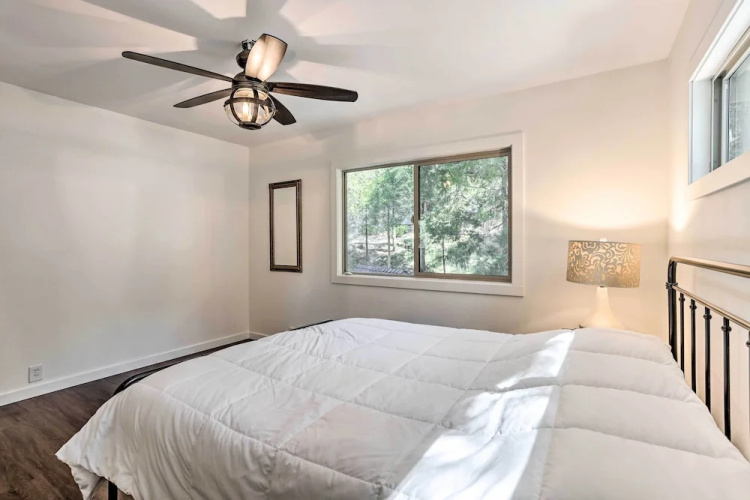 Spacious Lake Arrowhead Cabin w/ Jacuzzi Spa!