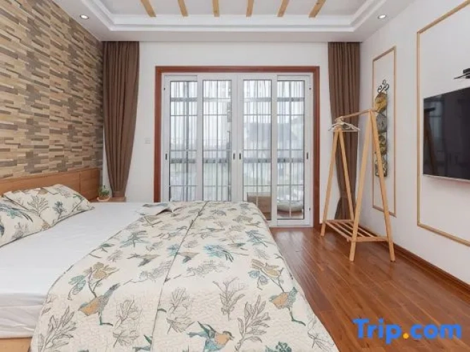 6 Bedrooms Villa