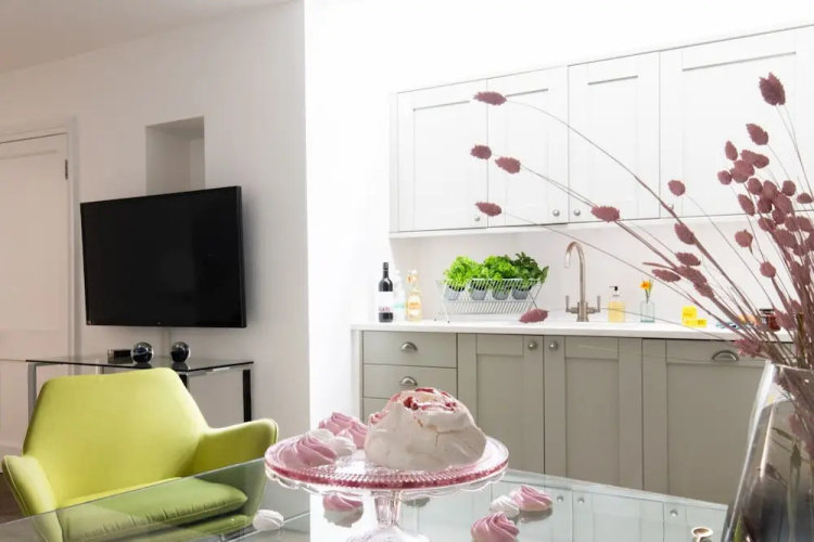 Design Luxury House for Large Groups