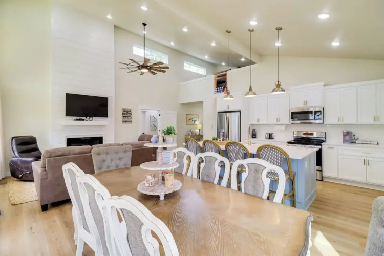 Waterfront Retreat on Greers Ferry Lake w/ Hot Tub