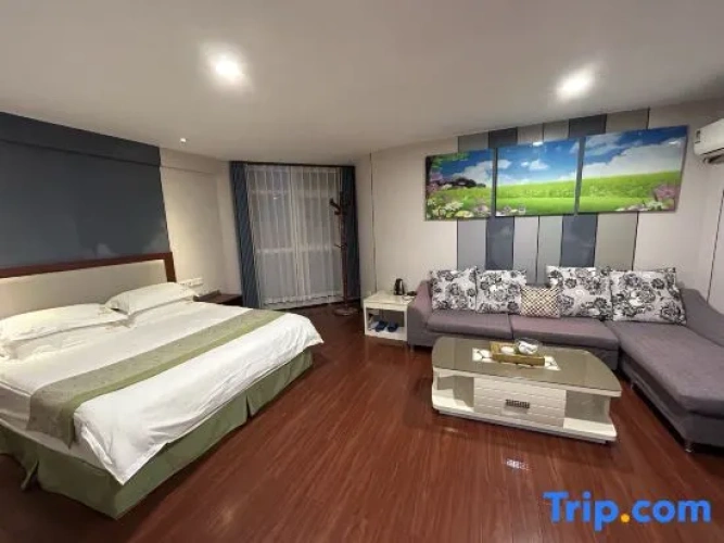 Deluxe Suite with street view
