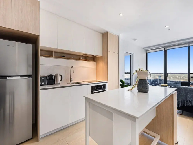 Chic 1-bed With City Views, Parking, Gym & Pool