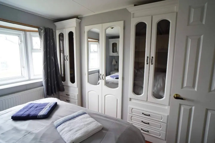 2 Bedroom Caravan , Linen and Pets go Free