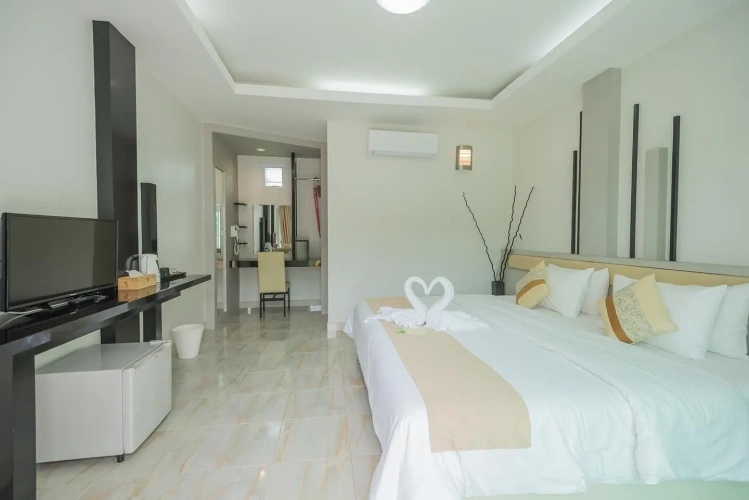 Deluxe room with pool view