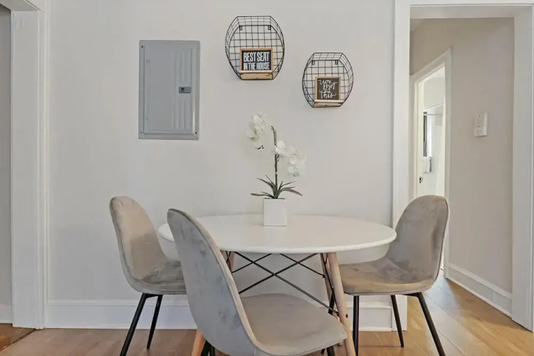 Spacious 2BR Near Dining - Touhy 1S