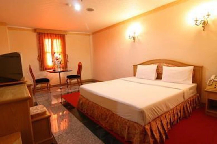 13 Coins Ngamwongwan Hotel