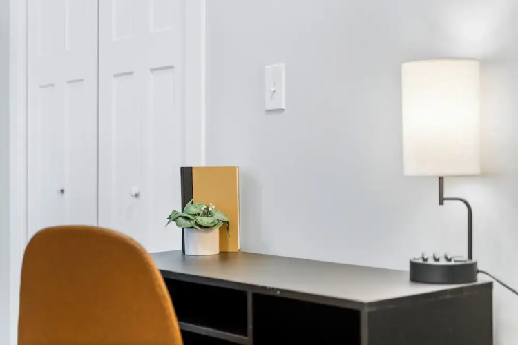 Stylish 1BR in Lakeview - Brompton 1 rep
