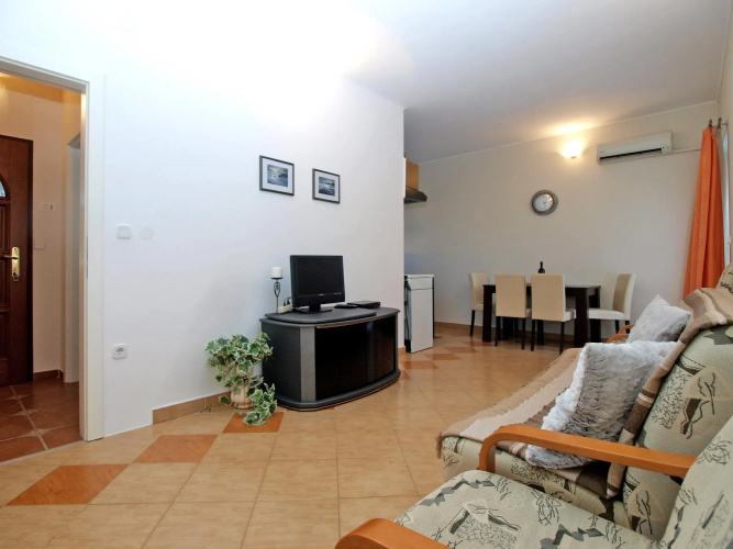 Apartment 1800