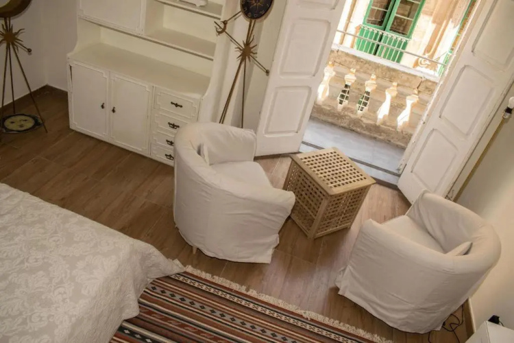Vincenti Strait Street Suite