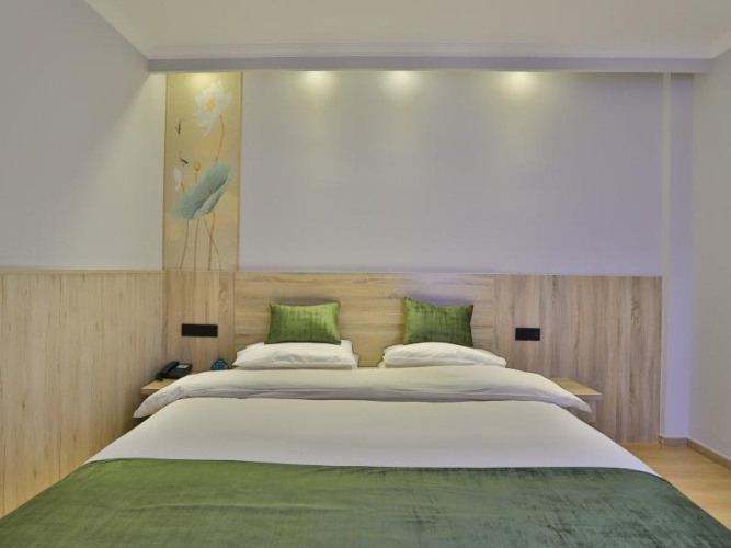 Standard Twin room with street view
