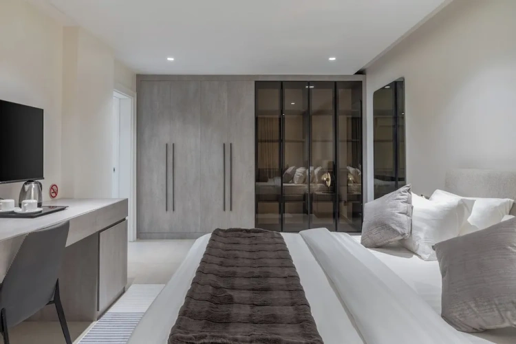 Suite with balcony and with pool view