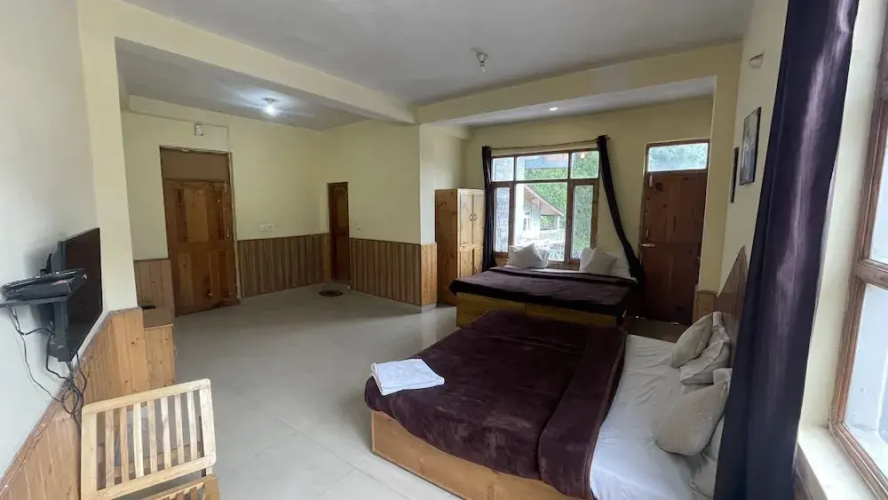 Singh Saab Rooms & Cafe
