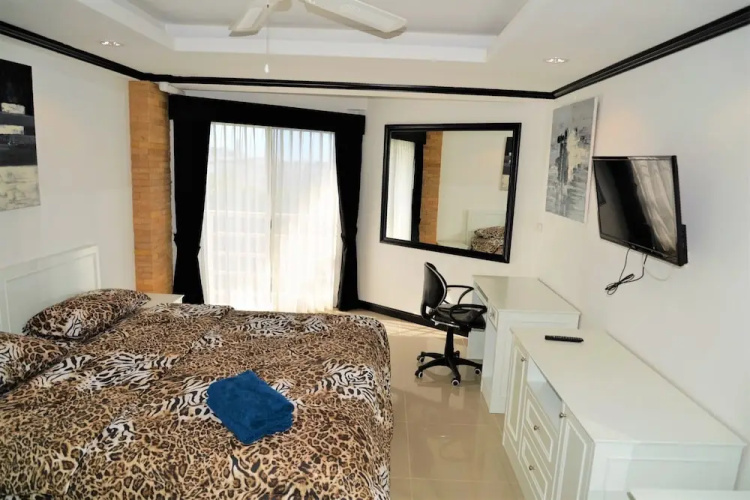 Stylish 2 bed Condo Jomtien