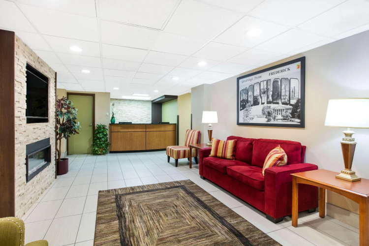 Super 8 By Wyndham Frederick