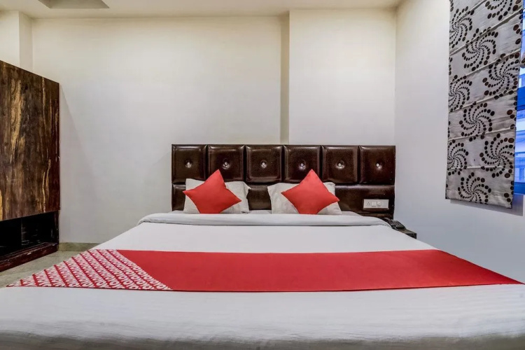 Collection O 35484 Hotel Yatri Inn