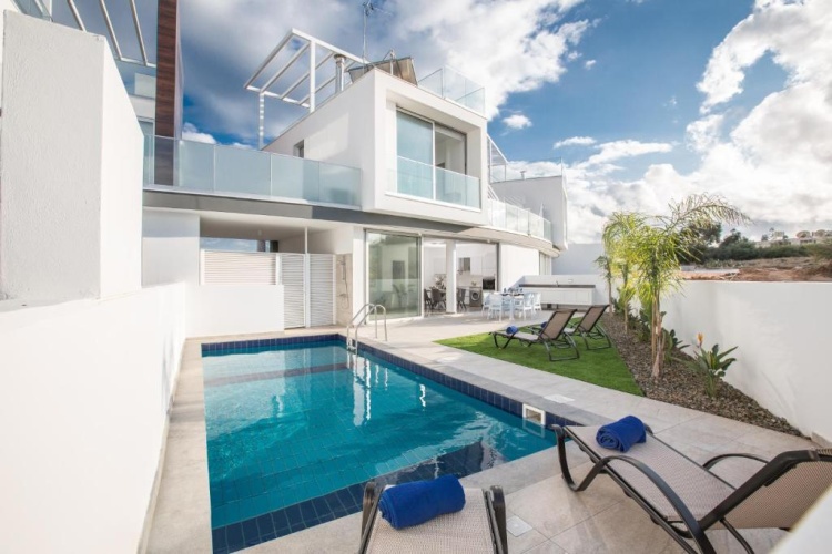 2 Bedrooms Villa