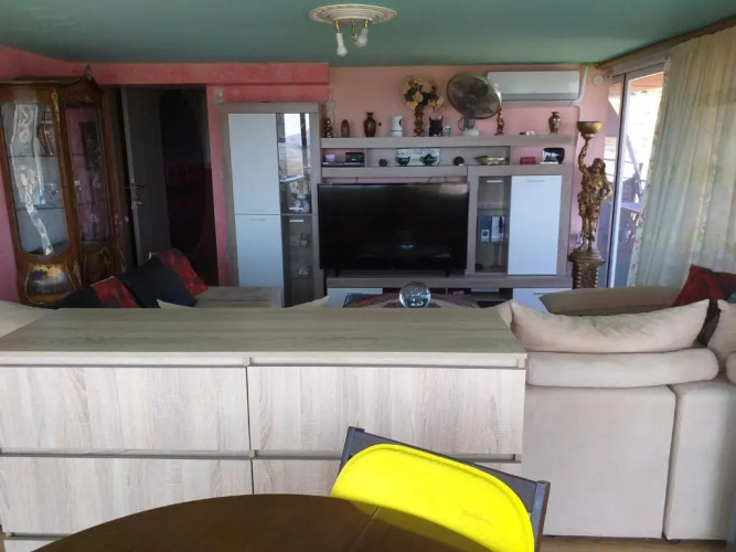 2 Jacuzzi Airport House - Airport Transfer Available