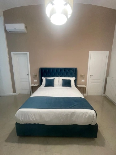 Superior room with balcony and with courtyard view