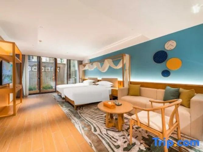Standard room with courtyard view