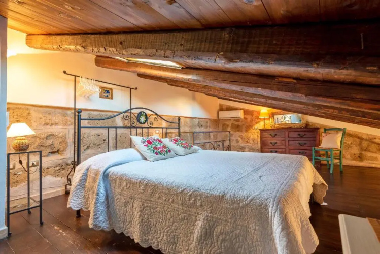 Topaz attic in Old Town by sea