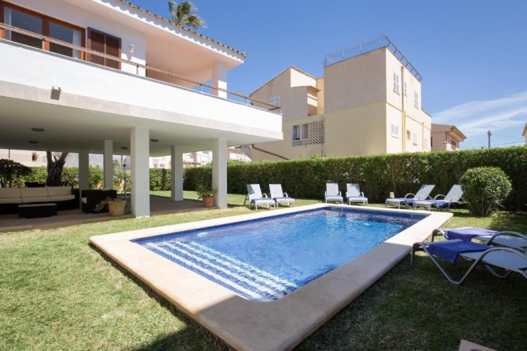 4 Bedrooms Villa