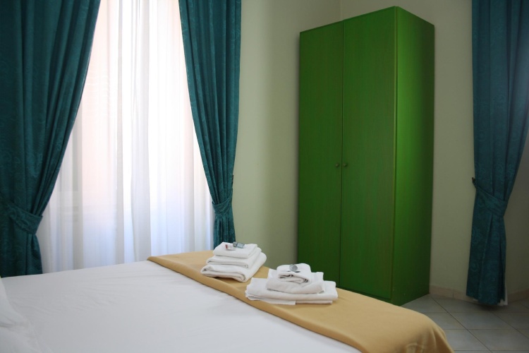 Standard Triple room