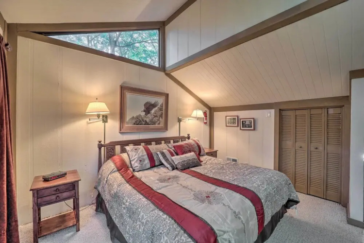 Ski Resort Cabin w/ Deck in Beech Mountain!