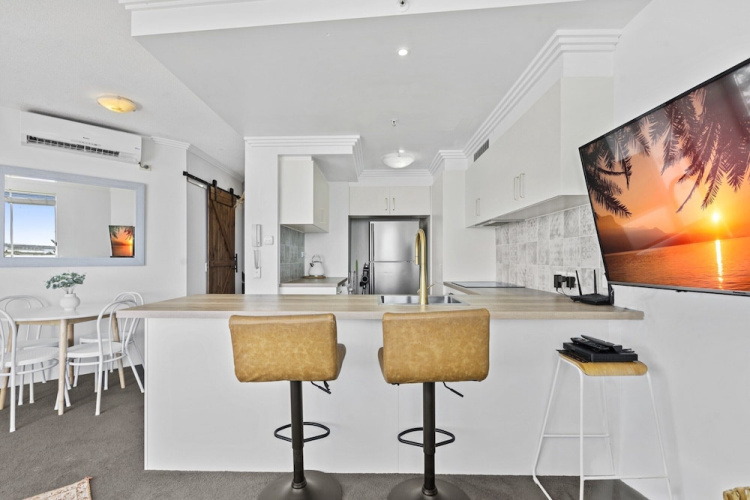 Bright 2 Bed Apartment With Ocean Views
