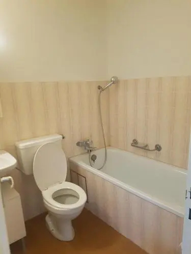 Lovely 1-bedroom rental unit with bath tub.