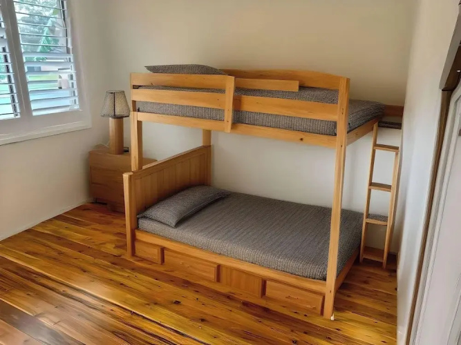 Cheerful 4 Bedroom with free Parking