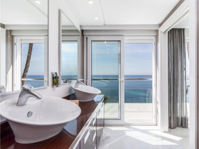 Deluxe Apartment with balcony and with sea view