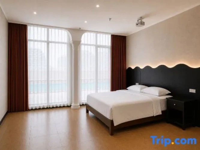 Standard room with pool view