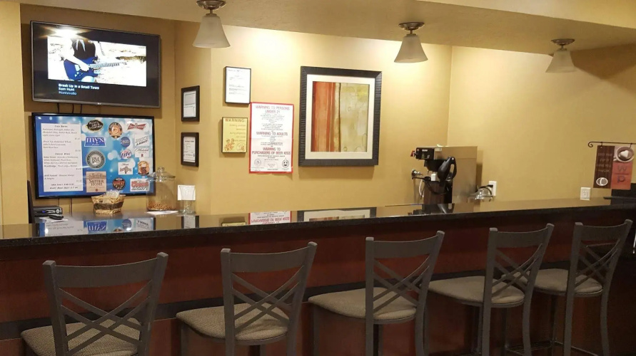 Cobblestone Inn & Suites - Cambridge