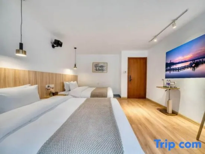 Standard Twin room with courtyard view