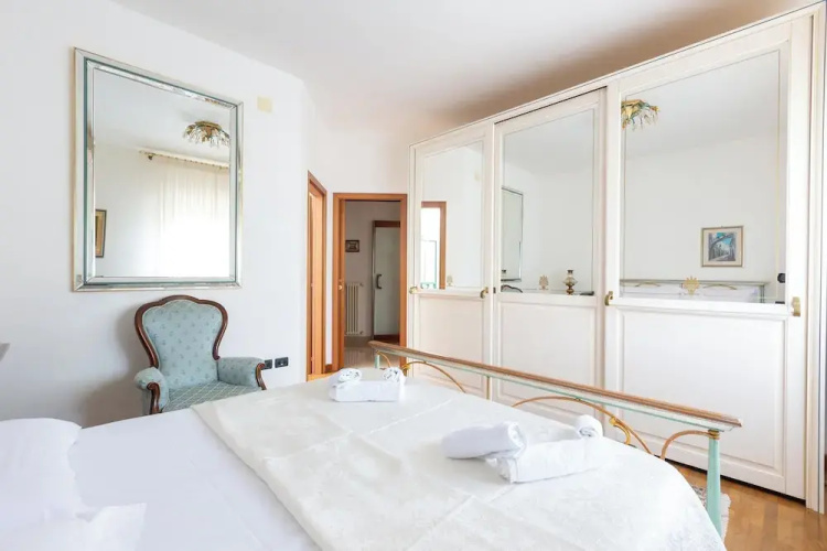 4046 Villa Del Vecchio by Barbarhouse