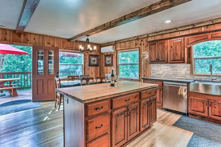 Rustic Oakhurst Retreat < 4 Mi to Bass Lake!