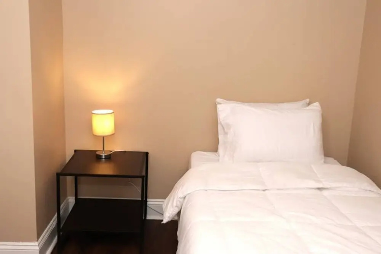 Lasalle 1d/2d · Spacious Unit Great for Groups in Gated Complex!