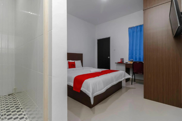 RedDoorz Plus Near Kepri Mall