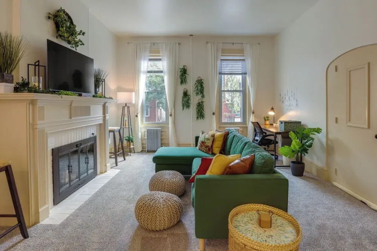 Walk to Restaurants & Shops: Apt in Pennsylvania!