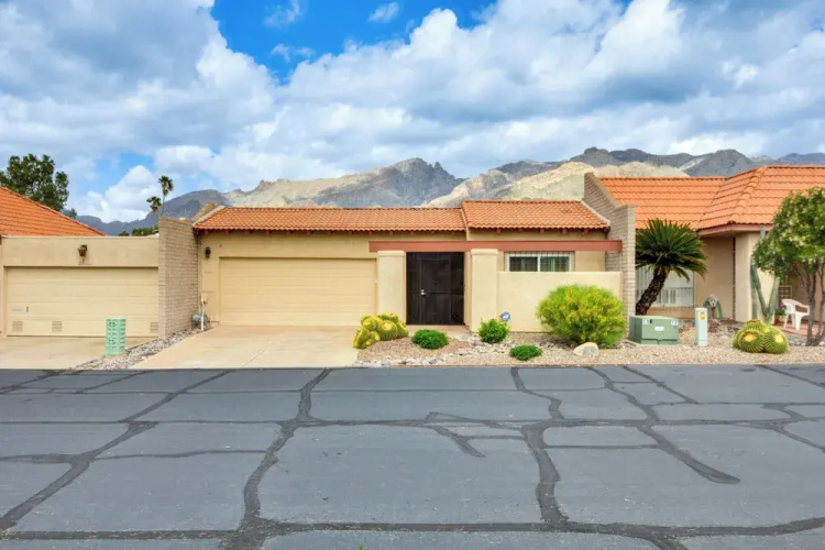 Tucson Townhome w/ Mountain View, Pool Access!