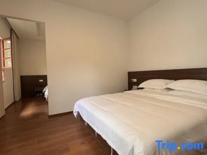 Suite with courtyard view